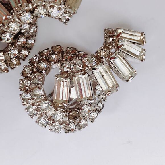 Mid Century Atomic Clear Rhinestone Clip On Earrings Swirl Baguette 50s Cocktail - Picture 5 of 9